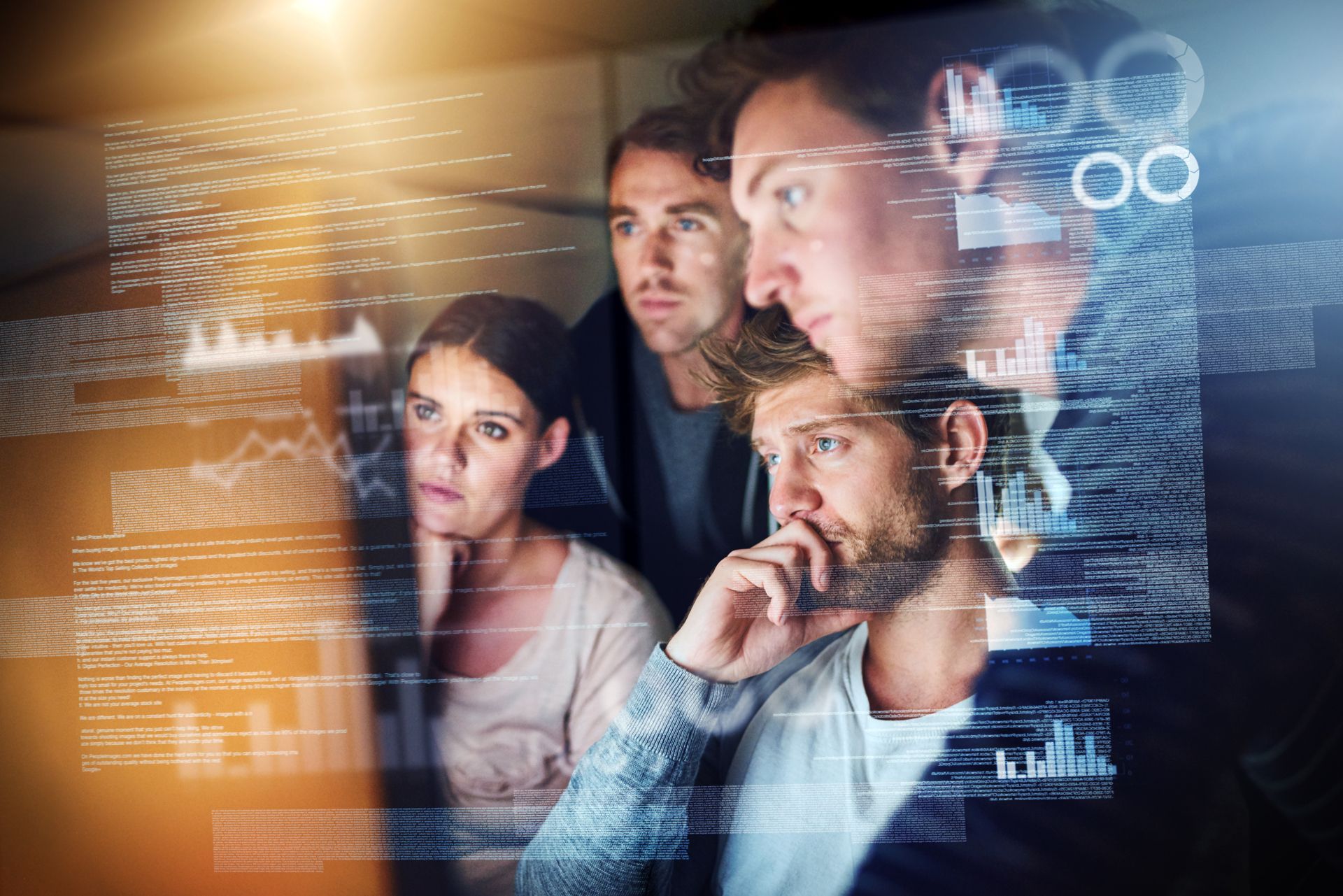 Gruppe von Mitarbeiter:innen betrachtet gemeinsam einen Bildschirm im Kontext einer Digital Signage Lösung von CANCOM.