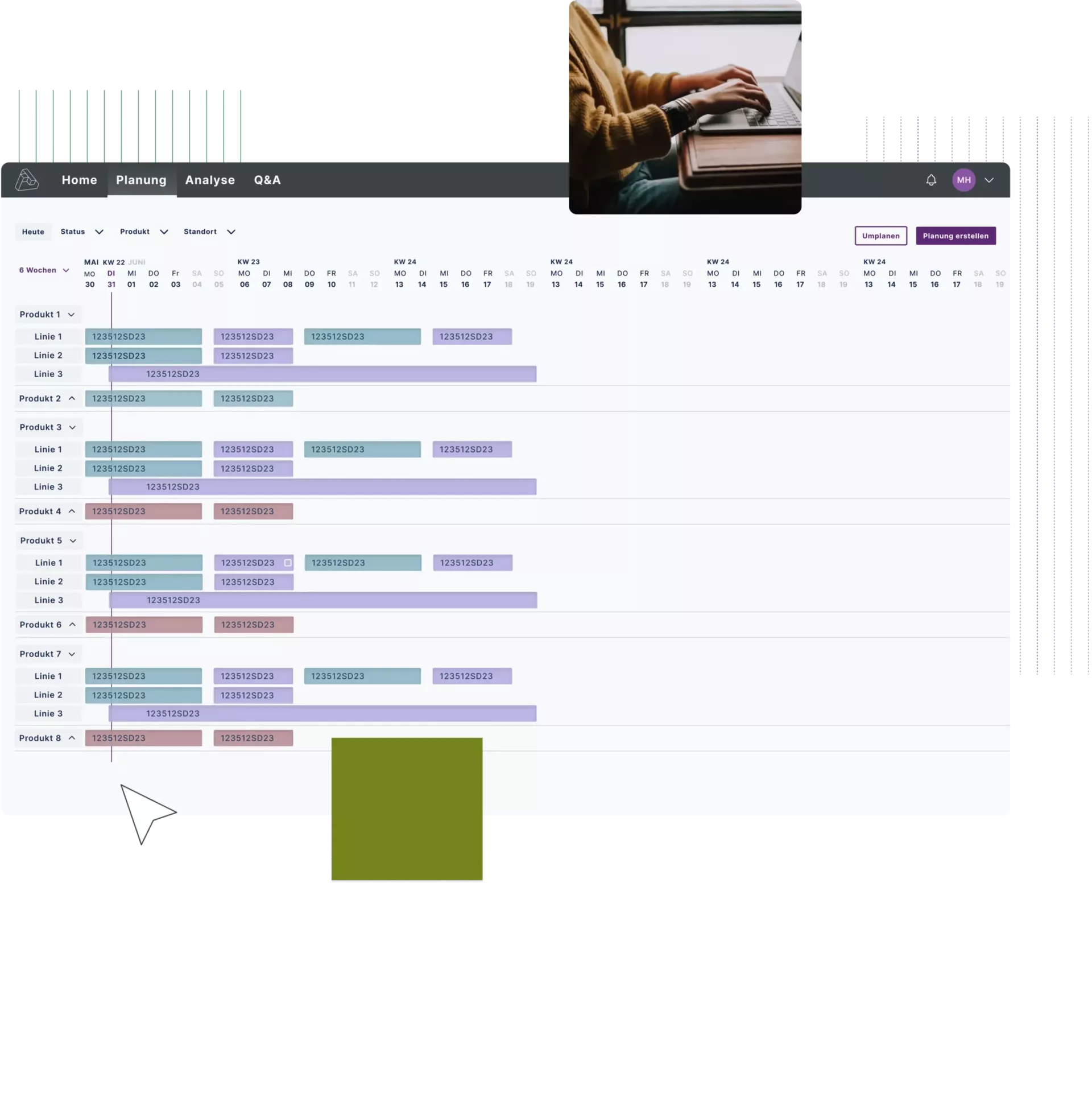 Person arbeitet an einem Laptop, auf dem Bildschirm ist eine Software zur Produktionsplanung sichtbar.