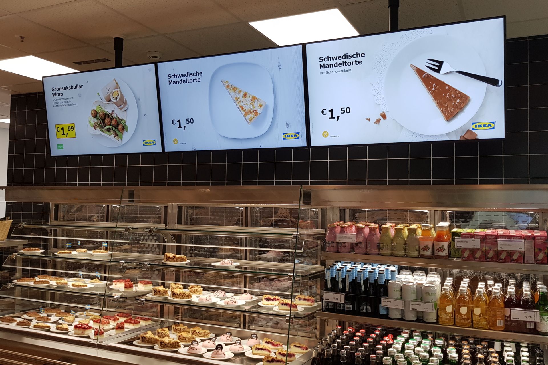 Lebensmittel auf Regalen in einem Supermarkt, dargestellt auf einem Digital Signage Display von CANCOM.