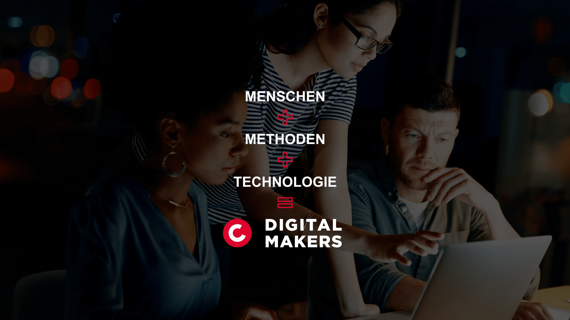 Gruppe von Mitarbeiter:innen betrachtet gemeinsam eine Laptop-Anzeige zur Entwicklung digitaler Lösungen.