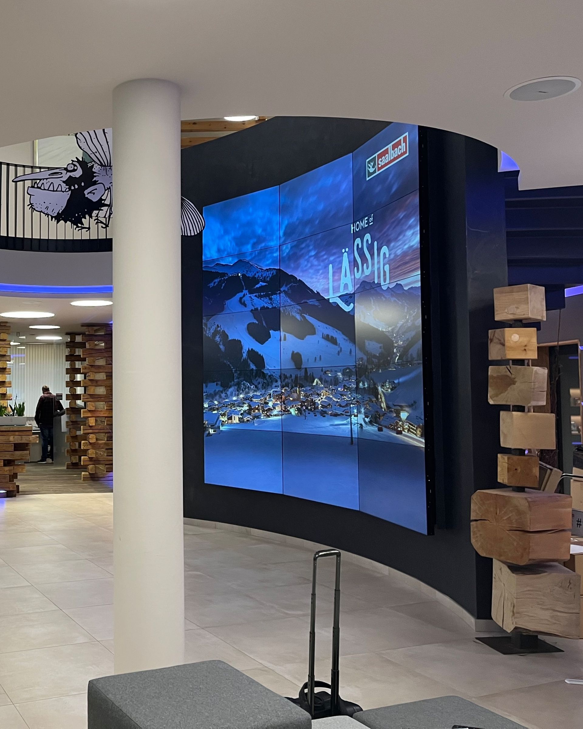 Großer Bildschirm an der Wand, der als Digital Signage System von CANCOM Austria verwendet wird.