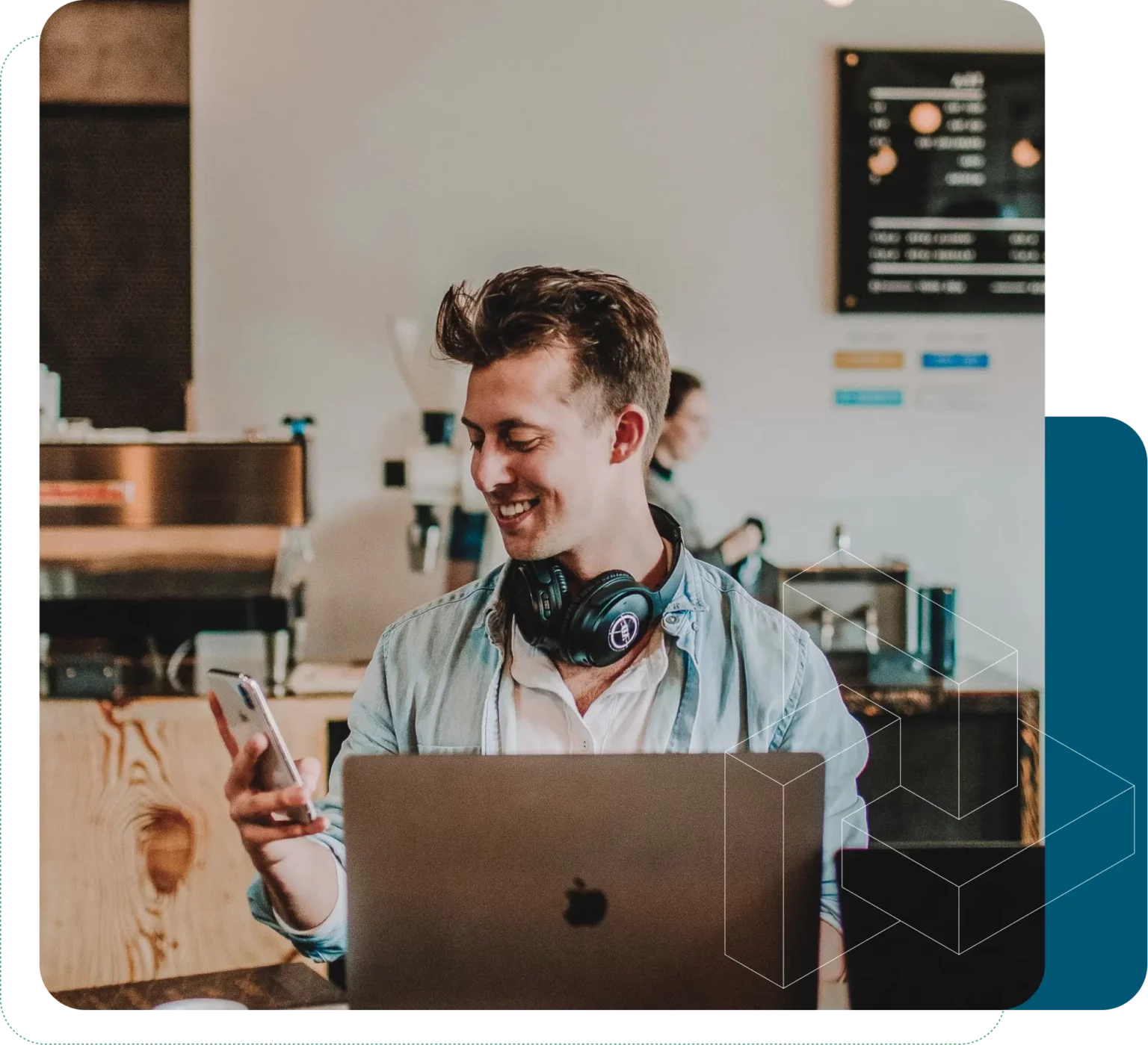 Mann betrachtet auf einem Smartphone Informationen zur automatisierten Produktionsplanung.