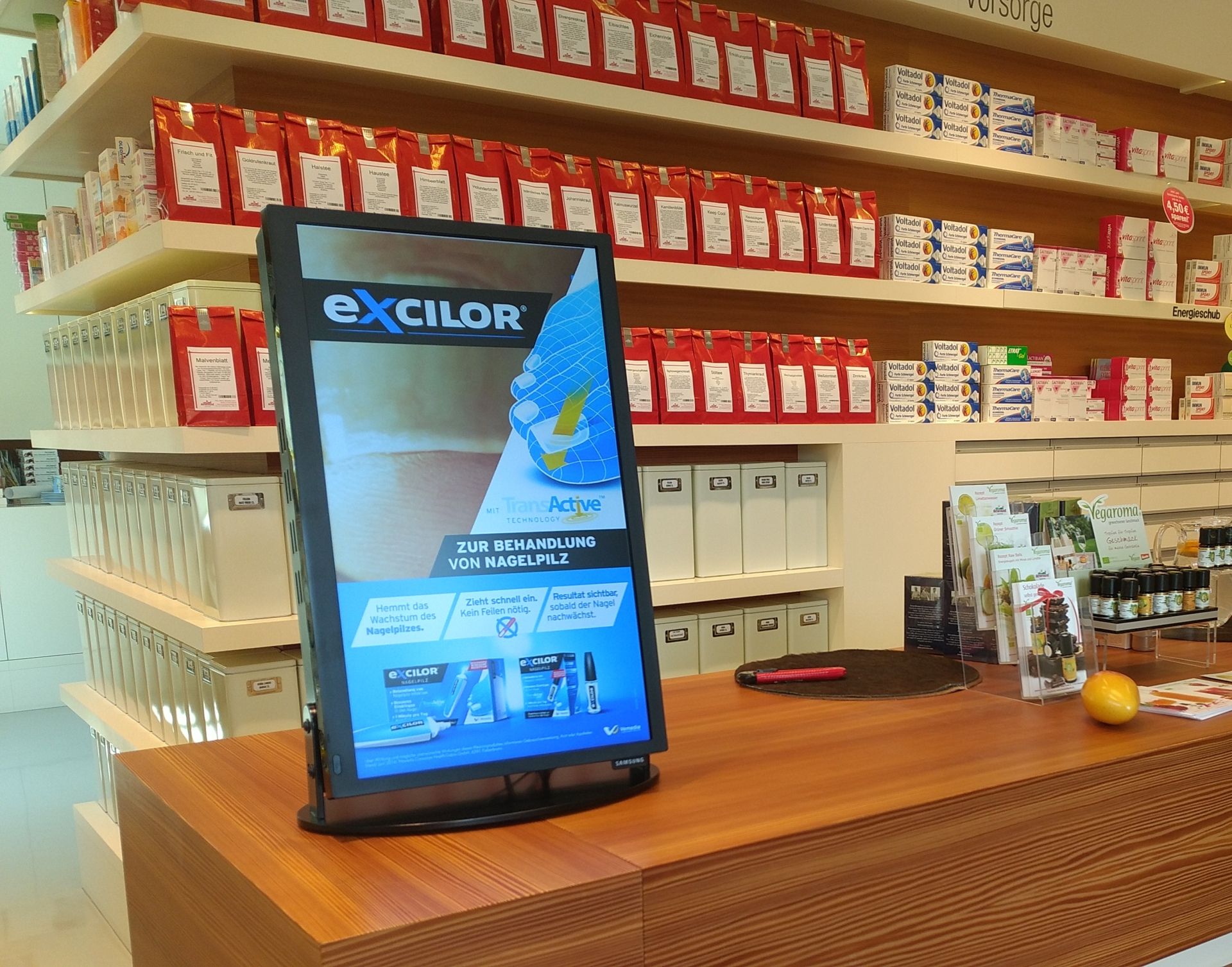 Display eines Computers auf einer Ladentheke in einem Geschäft.